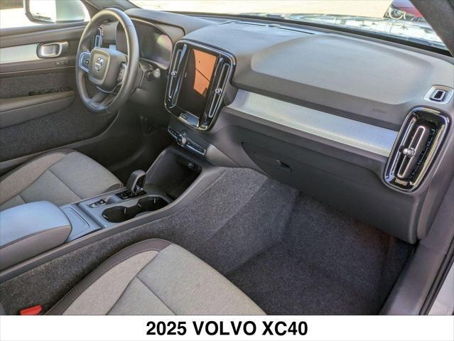 Photo of 2025 CRYSTAL WHITE Volvo XC40
