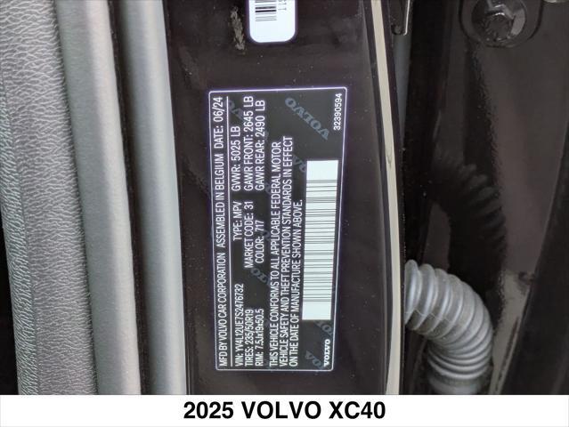 Photo of 2025 ONYX BLACK Volvo XC40