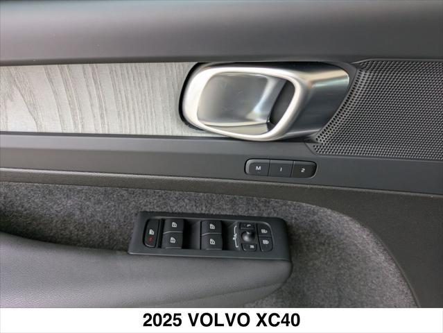 Photo of 2025 ONYX BLACK Volvo XC40