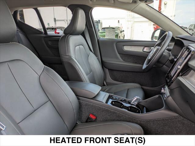 Photo of 2025 ONYX BLACK Volvo XC40