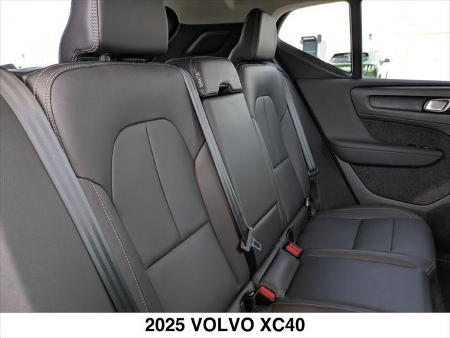 Photo of 2025 ONYX BLACK Volvo XC40
