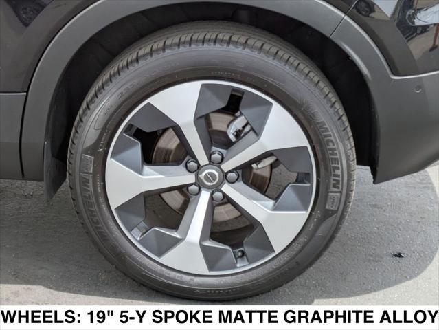 Photo of 2025 ONYX BLACK Volvo XC40