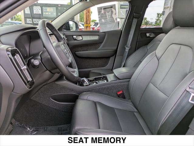 Photo of 2025 ONYX BLACK Volvo XC40