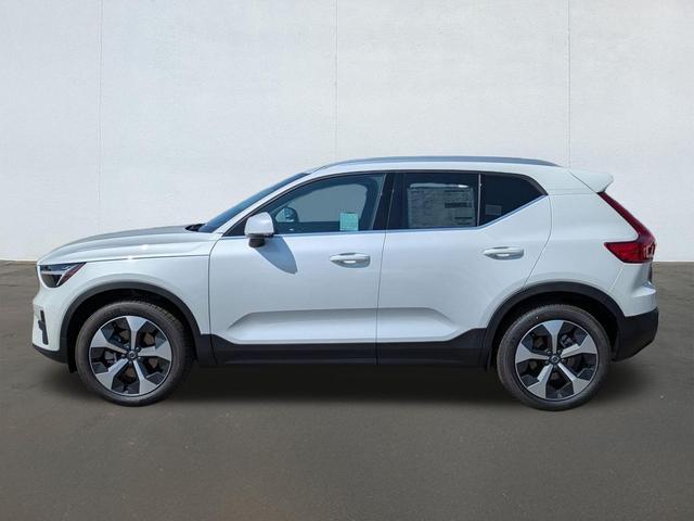 Photo of 2025 CRYSTAL WHITE Volvo XC40