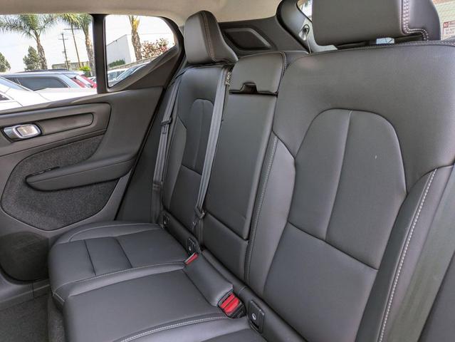 Photo of 2025 CRYSTAL WHITE Volvo XC40