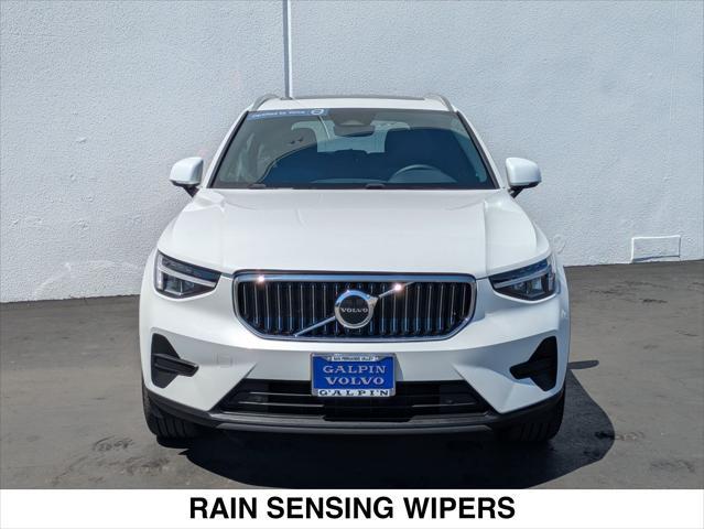 Photo of 2025 CRYSTAL WHITE Volvo XC40
