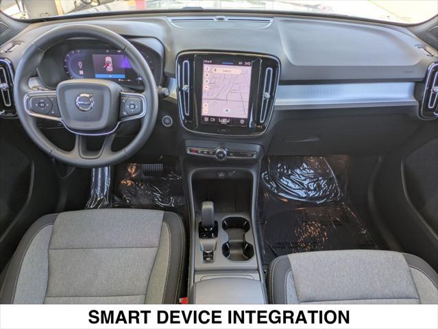 Photo of 2025 CRYSTAL WHITE Volvo XC40