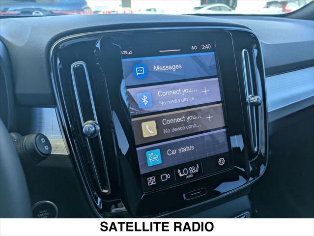 Photo of 2025 CRYSTAL WHITE Volvo XC40