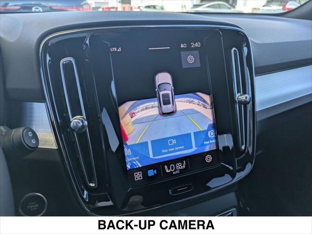 Photo of 2025 CRYSTAL WHITE Volvo XC40