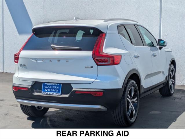 Photo of 2025 CRYSTAL WHITE Volvo XC40