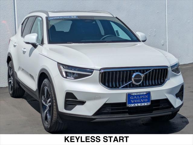 Photo of 2025 CRYSTAL WHITE Volvo XC40