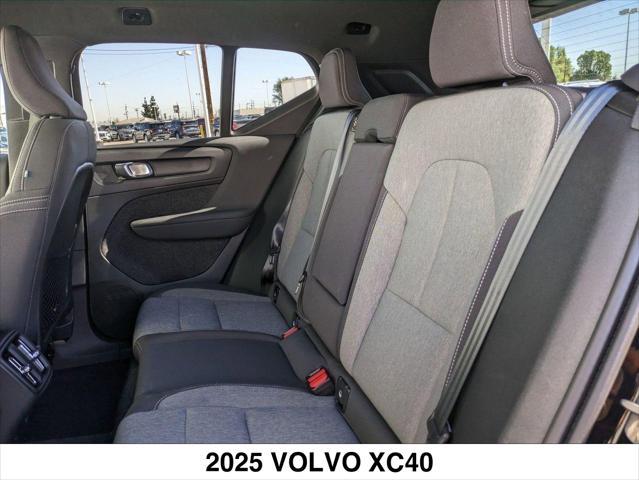 Photo of 2025 ONYX BLACK Volvo XC40