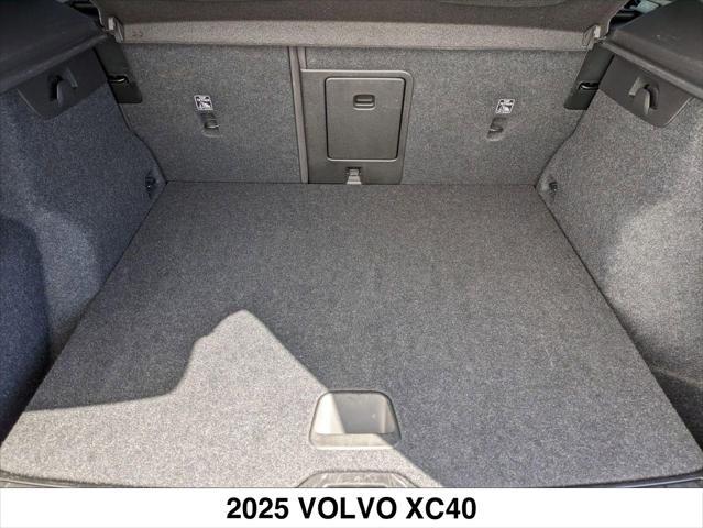 Photo of 2025 ONYX BLACK Volvo XC40