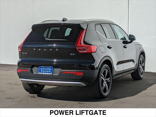 Photo of 2025 ONYX BLACK Volvo XC40