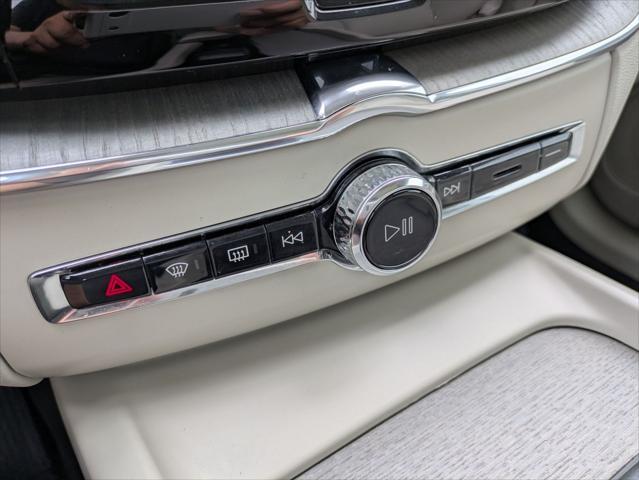 Photo of 2023 CRYSTAL WHITE Volvo XC60