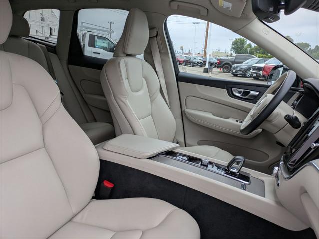 Photo of 2023 CRYSTAL WHITE Volvo XC60