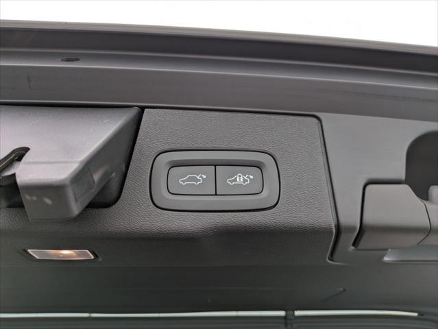 Photo of 2023 CRYSTAL WHITE Volvo XC60