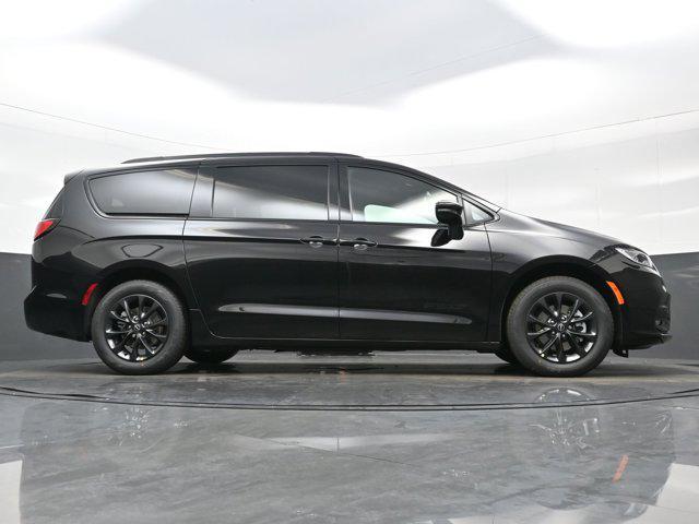 Photo of 2025 Diamond Black Crystal Pearlcoat Chrysler Pacifica
