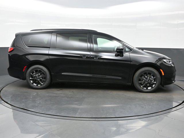 Photo of 2025 Diamond Black Crystal Pearlcoat Chrysler Pacifica
