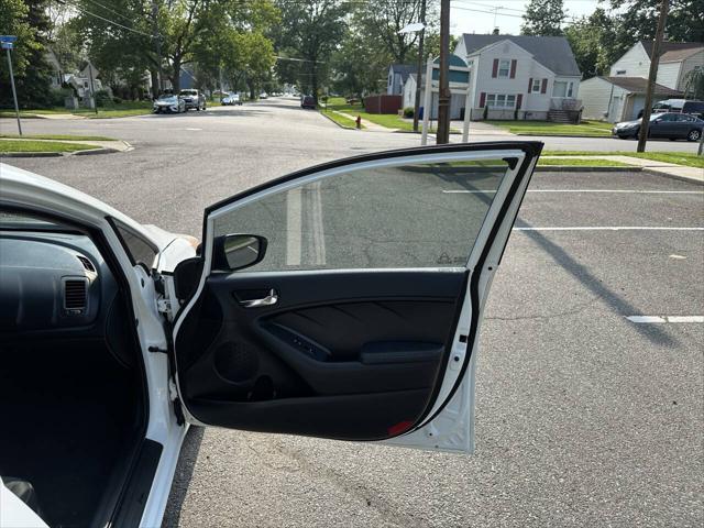 Photo of 2016 White Kia Forte