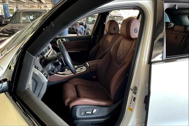 Photo of 2023 Mineral White Metallic BMW X5