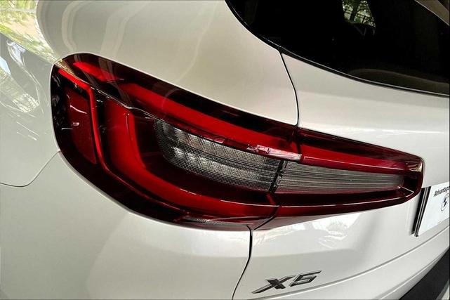 Photo of 2022 Mineral White Metallic BMW X5