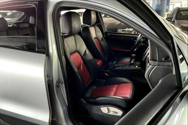 Photo of 2018 Black Porsche Macan