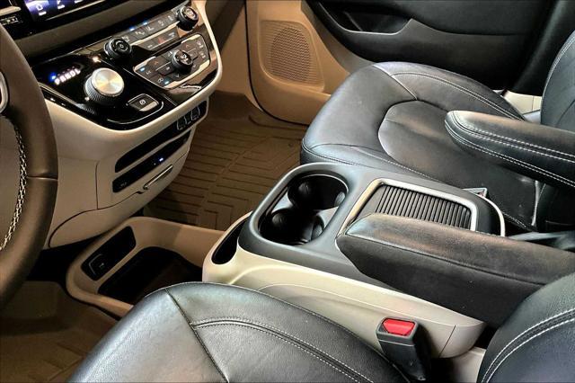 Photo of 2022 Bright White Clearcoat Chrysler Pacifica