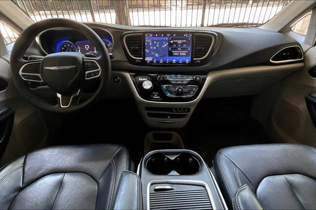 Photo of 2022 Bright White Clearcoat Chrysler Pacifica