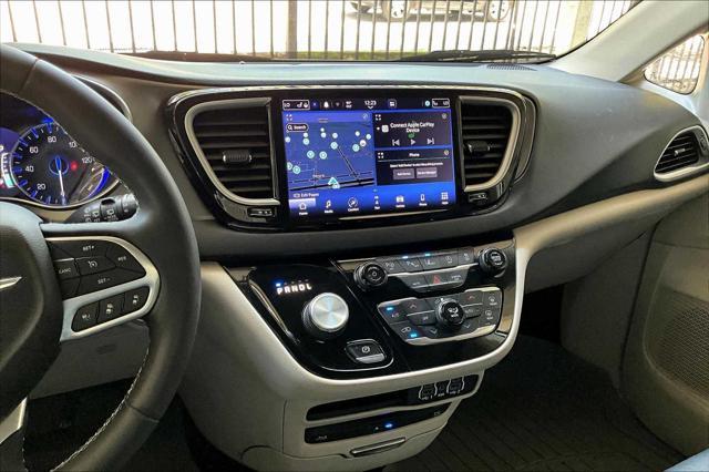 Photo of 2022 Bright White Clearcoat Chrysler Pacifica