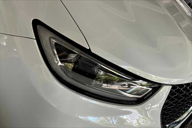 Photo of 2022 Bright White Clearcoat Chrysler Pacifica