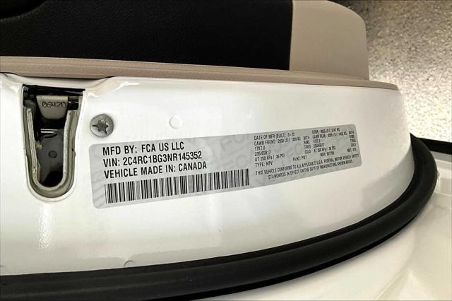 Photo of 2022 Bright White Clearcoat Chrysler Pacifica