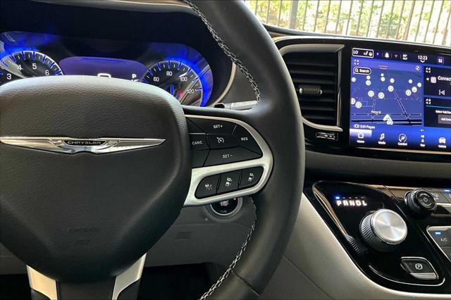 Photo of 2022 Bright White Clearcoat Chrysler Pacifica