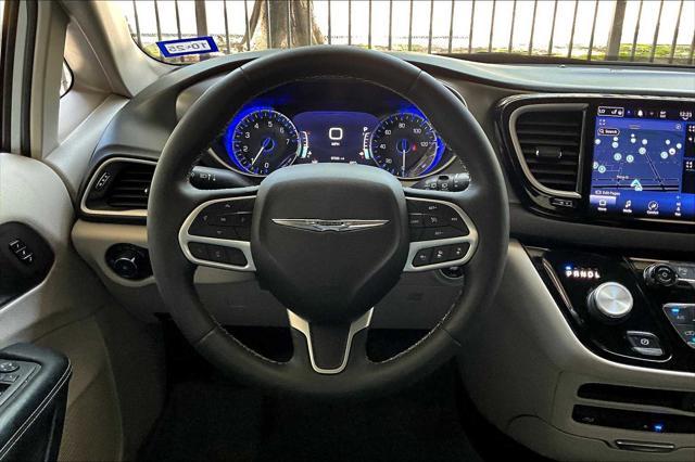 Photo of 2022 Bright White Clearcoat Chrysler Pacifica