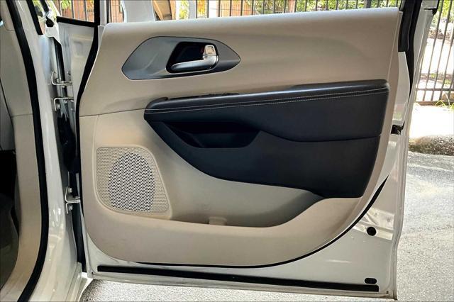 Photo of 2022 Bright White Clearcoat Chrysler Pacifica