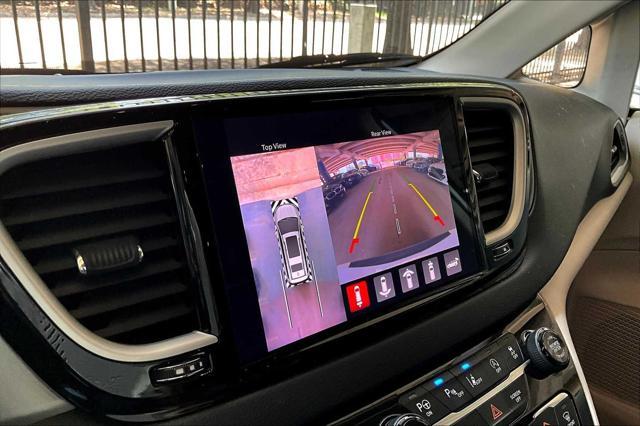 Photo of 2022 Bright White Clearcoat Chrysler Pacifica