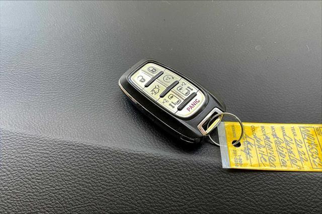 Photo of 2022 Bright White Clearcoat Chrysler Pacifica