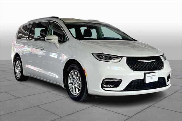 Photo of 2022 Bright White Clearcoat Chrysler Pacifica