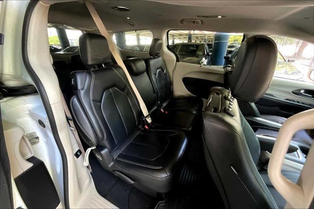 Photo of 2022 Bright White Clearcoat Chrysler Pacifica