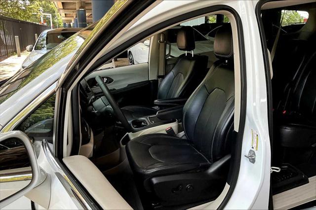 Photo of 2022 Bright White Clearcoat Chrysler Pacifica