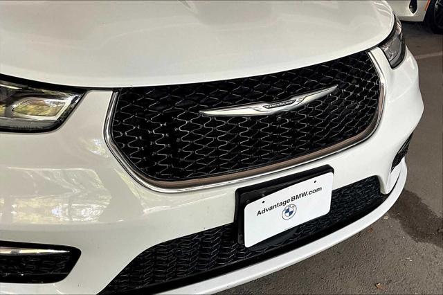Photo of 2022 Bright White Clearcoat Chrysler Pacifica