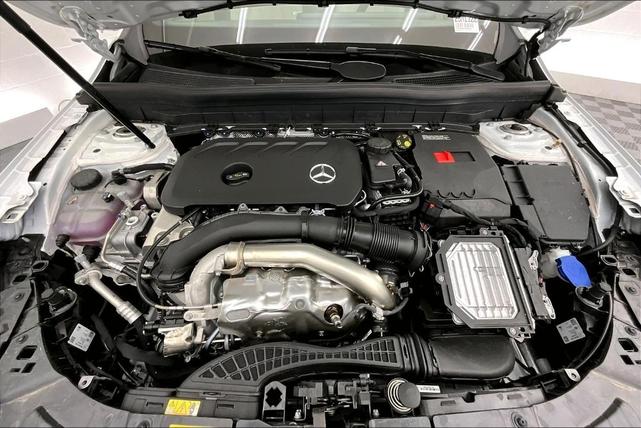 Photo of 2025 Polar White Mercedes-Benz GLB 250