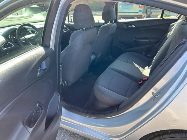 Photo of 2017 Silver Ice Metallic Chevrolet Cruze