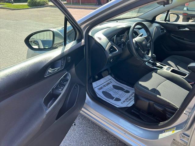 Photo of 2017 Silver Ice Metallic Chevrolet Cruze