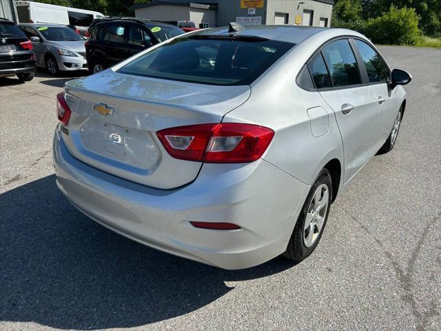 Photo of 2017 Silver Ice Metallic Chevrolet Cruze