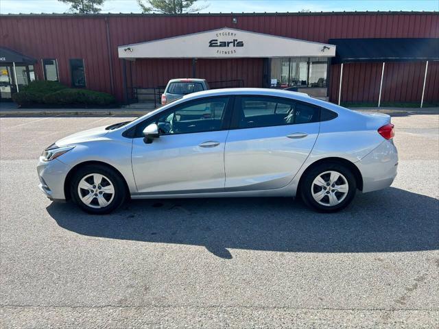 Photo of 2017 Silver Ice Metallic Chevrolet Cruze