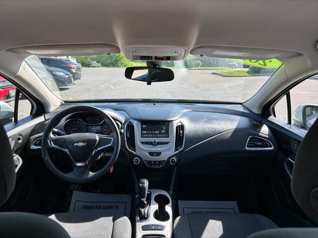 Photo of 2017 Silver Ice Metallic Chevrolet Cruze