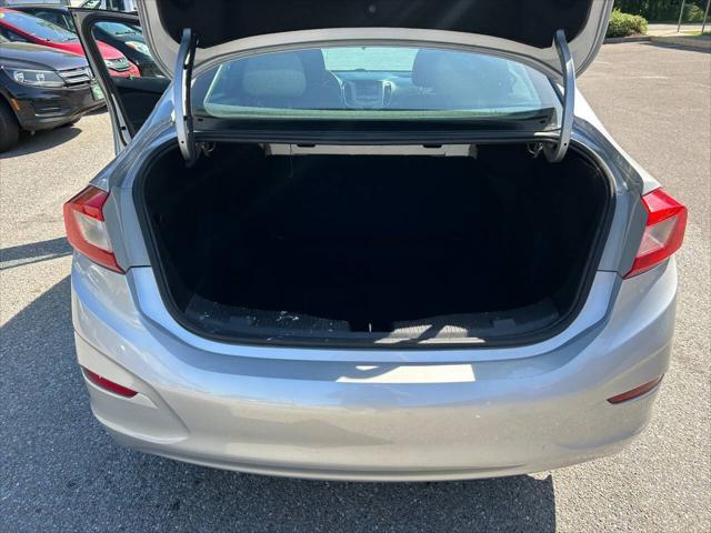 Photo of 2017 Silver Ice Metallic Chevrolet Cruze