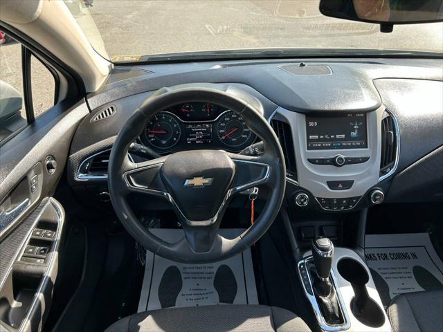 Photo of 2017 Silver Ice Metallic Chevrolet Cruze