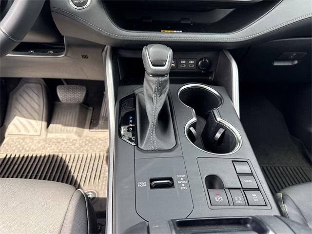 Photo of 2023 Midnight Black Metallic Toyota Highlander